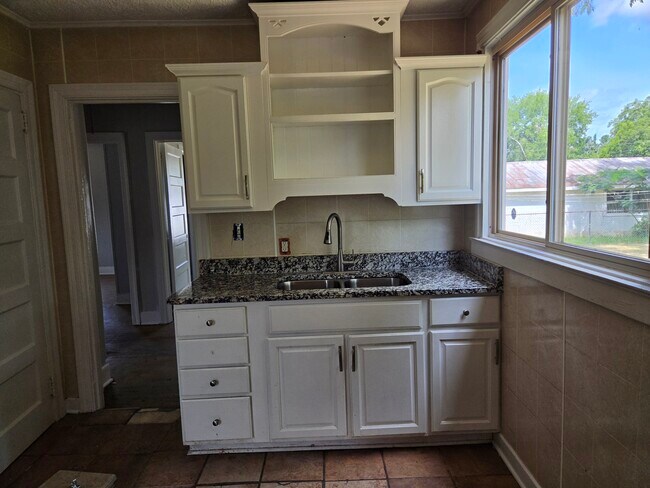 Building Photo - 2117 Kennedy Dr