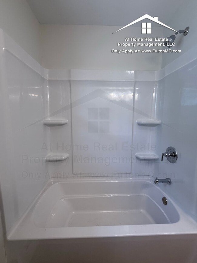Building Photo - 511 Kleewood Dr