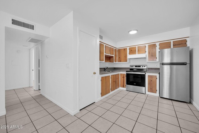 Primary Photo - 2701 E Tierra Buena Ln