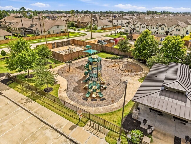 Building Photo - 15647 Roscobie Park Dr