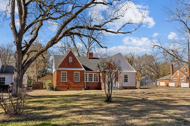 Building Photo - Gorgeous Brick Home, 4 Bedroom 2 Bath Avai...