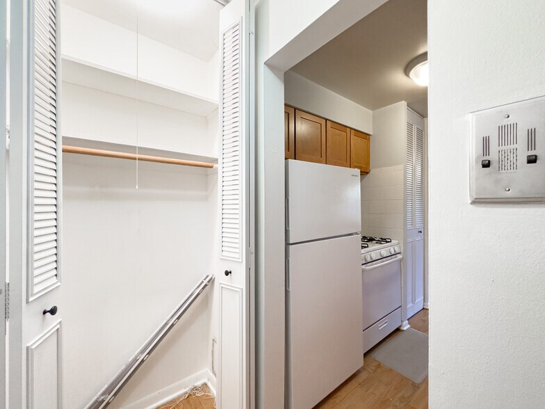 Building Photo - 515 W Briar Pl