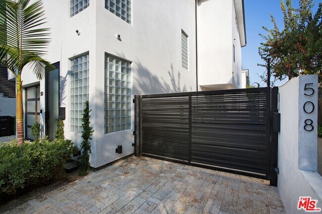 Building Photo - 508 N Sweetzer Ave