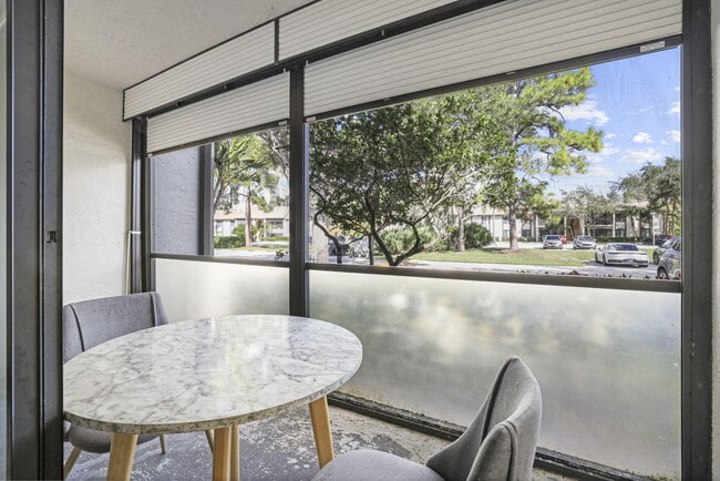 Building Photo - 2025 SW Silver Pine Way