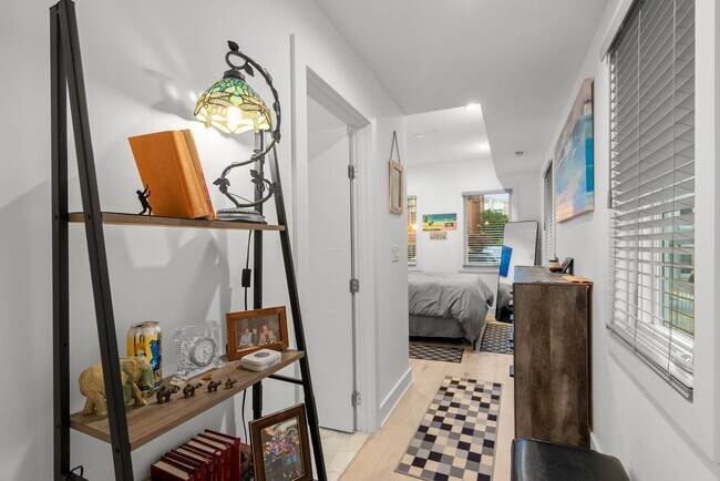 Building Photo - 2 Bed 2 Bath - Adams Morgan Condo - Comple...
