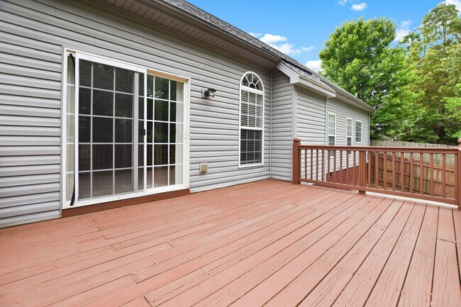 Building Photo - Dog Friendly Three Bedroom with Bonus!