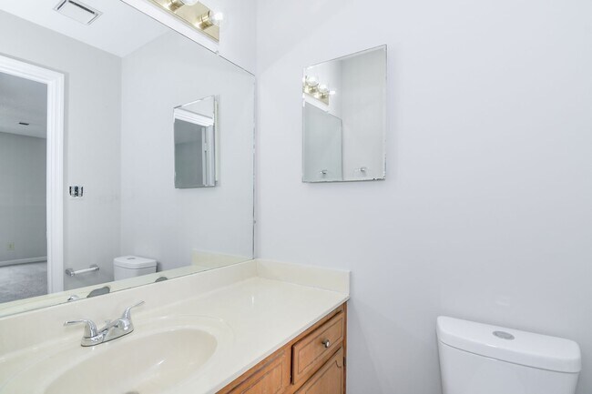 Building Photo - 2 Bed Townhouse!
