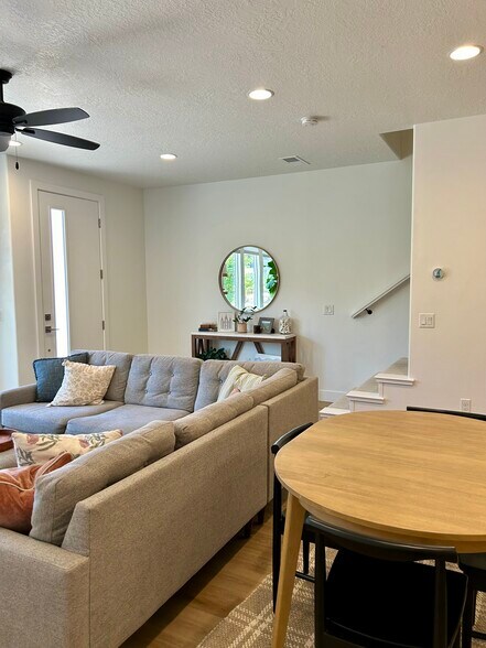 Building Photo - 832 S American Beech Ln