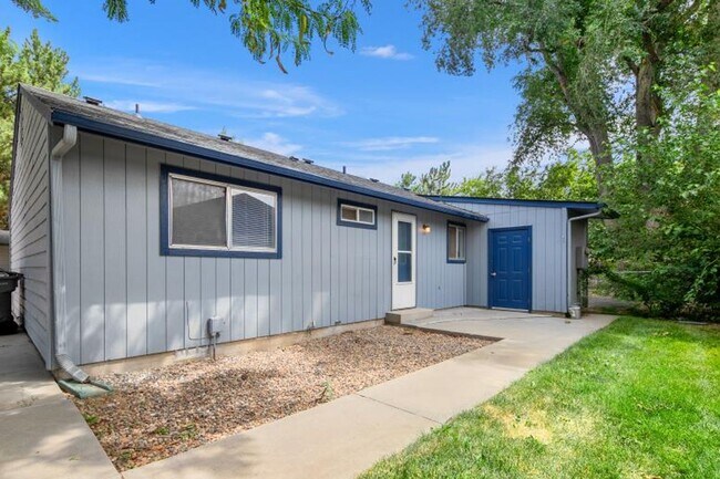 Building Photo - Spacious 2 Bedroom Duplex _ Pet Friendly!