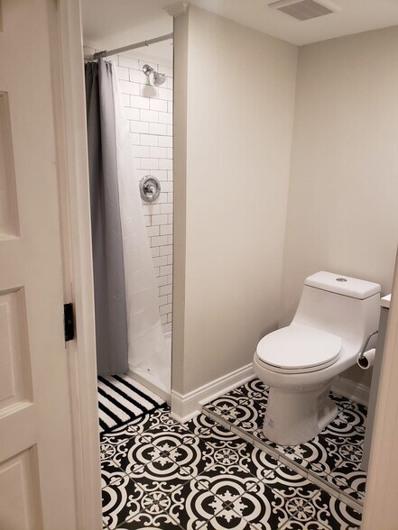 Basement full bathroom - 410 Cornwall St