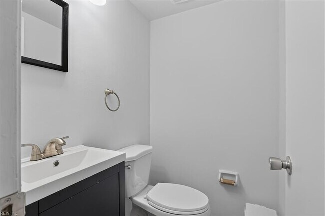 Building Photo - 3044 Camelot Blvd