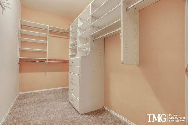 Building Photo - Spacious Ground-Level 2BD Condo with Garage & Resort-Style Amenities