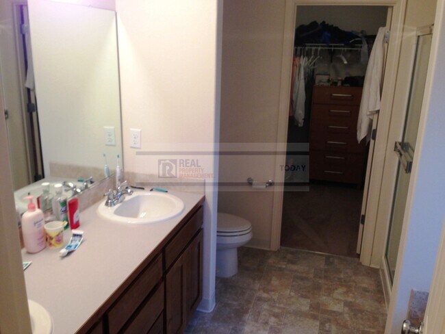 Building Photo - Beautiful 4 Bedroom Home Perfect for Enter...