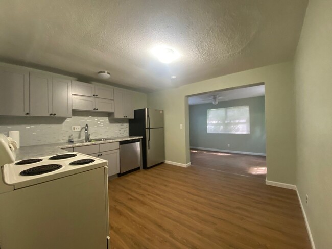 Building Photo - Updated 2 bedroom in South Daytona