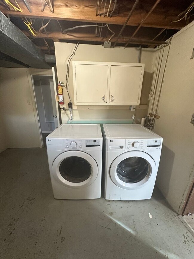 Building Photo - 3 bedrooms 2 baths, Split Level in the loc...