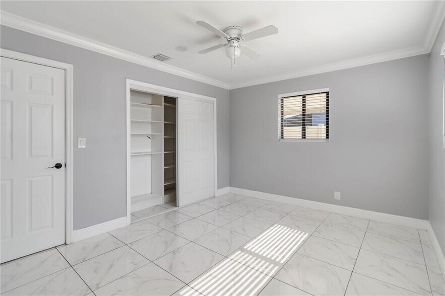 Building Photo - 913 SW 49th Ave