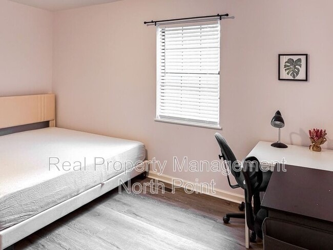 Building Photo - 515 Lynch Ave NW