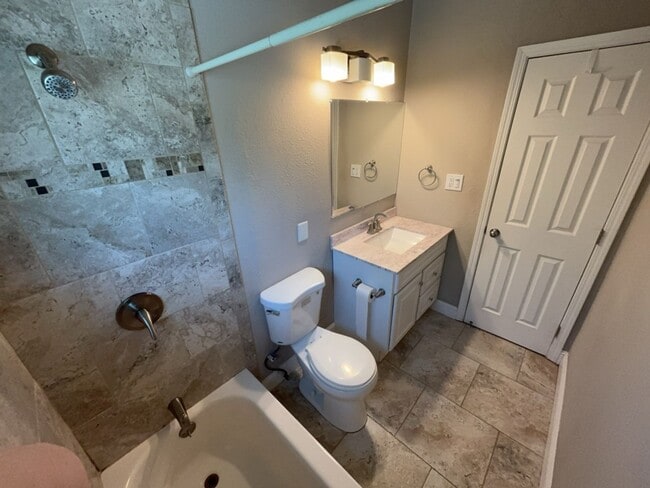Building Photo - Updated 3 bedroom close to downtown and UC...