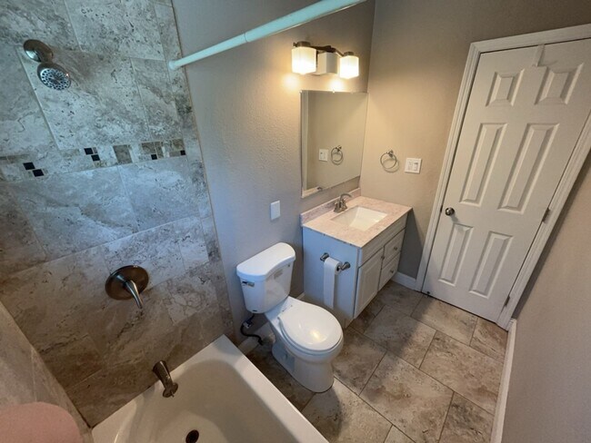 Building Photo - Updated 3 bedroom close to downtown and UC Davis campus, available for July move in!