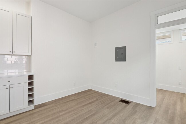 Building Photo - Fall 2026 Pre-Lease RENOVATED STUDIO Apartment | Close to Campus and Pearl St