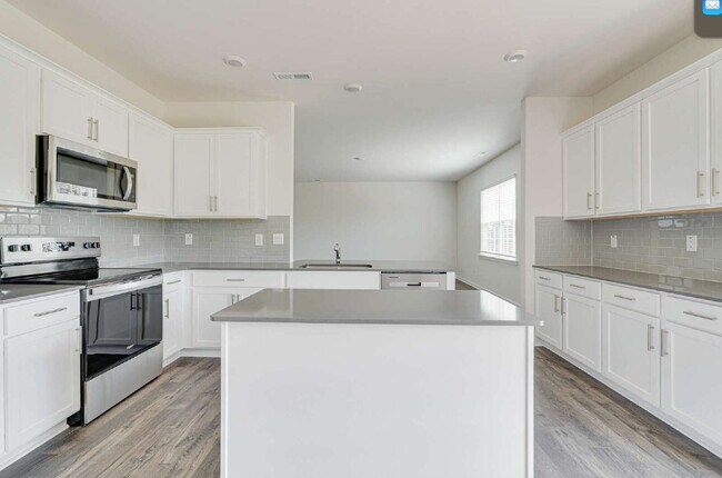 Building Photo - Spacious 4-Bed Gem with 2.5 Baths in Fuqua...