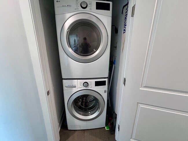 Building Photo - 2 Cliveden St