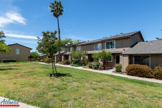 Building Photo - Spacious Evergreen Townhouse | New Interio...
