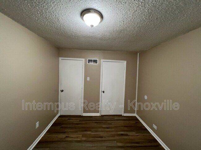 Building Photo - 328 Dahlia Dr