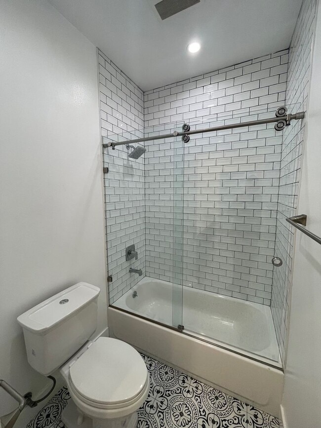 Building Photo - 2129