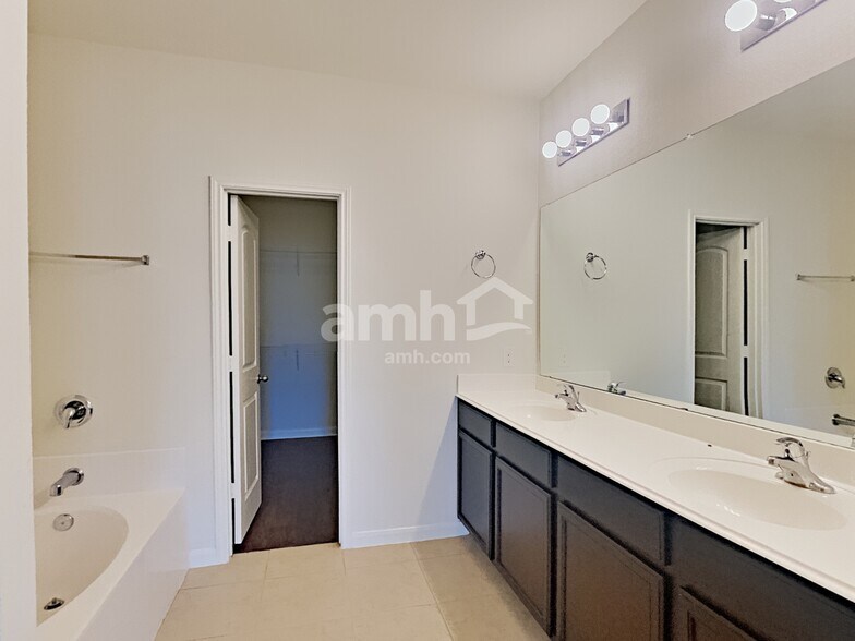 Building Photo - 12882 Cedarcreek Trail
