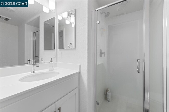 Building Photo - 300 Hideaway Ln