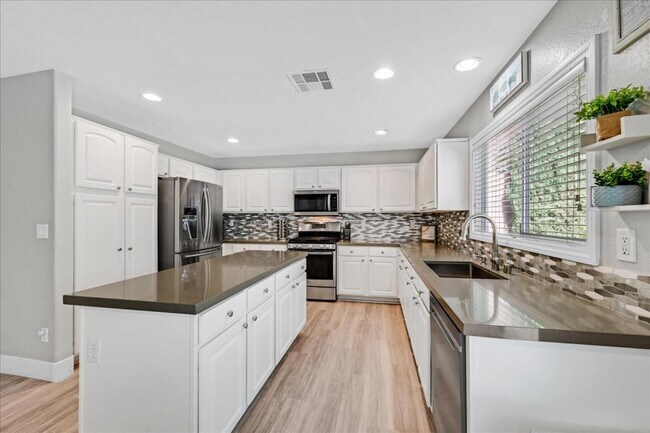 Building Photo - 2735 Peekskill Ave