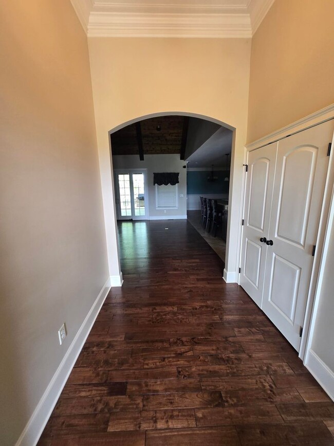 Building Photo - Luxury 4-Bedroom Home with Outdoor Oasis i...