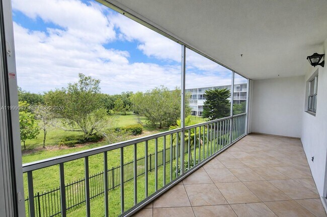 Building Photo - 950 Hillcrest Dr