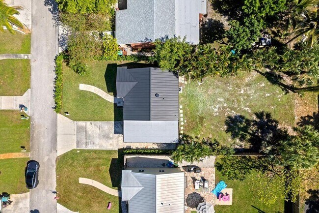 Building Photo - 212 SE 1st Ave