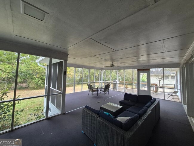 Building Photo - 930 Hill Pl