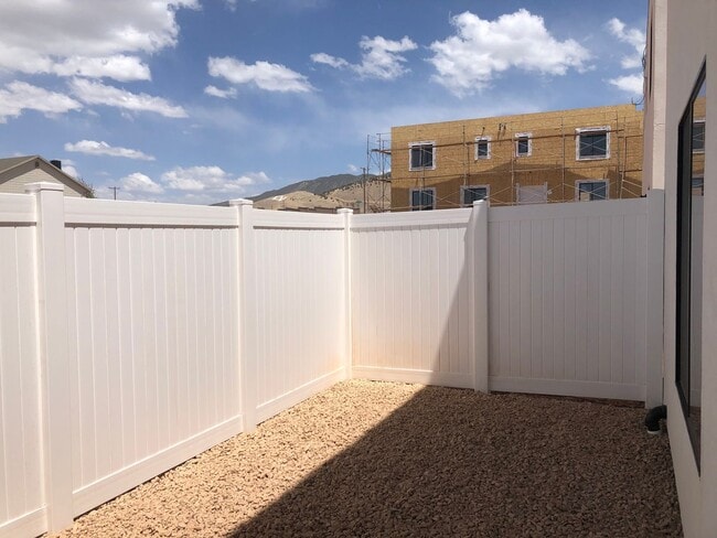 Building Photo - Reduced Rent Modern 3 Bedroom Home for Rent - 50% Off Your First Month!