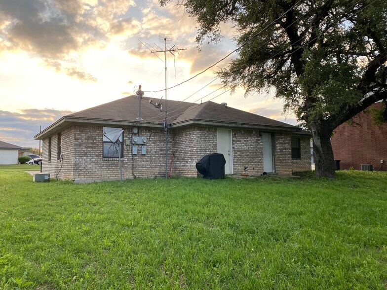 Building Photo - 1504 Benttree Dr