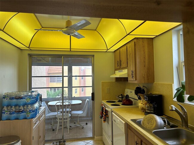 Building Photo - 6770 Royal Palm Blvd