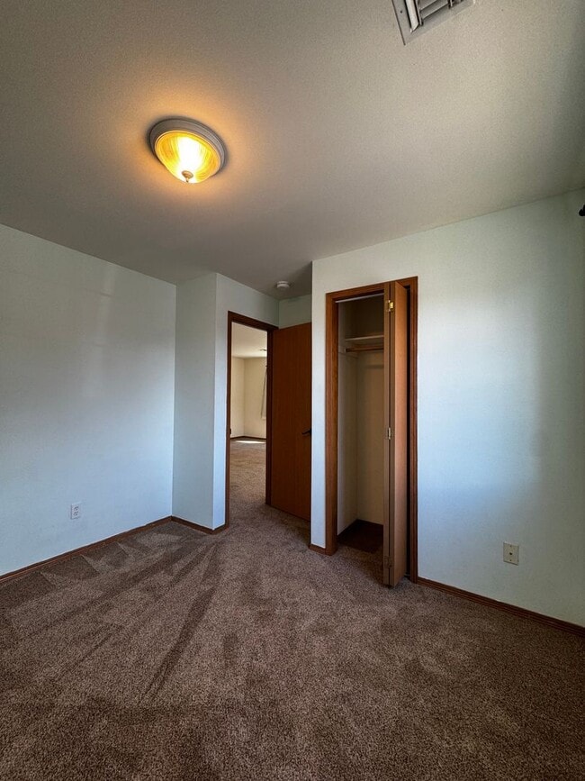 Building Photo - 707 W 11th Ave