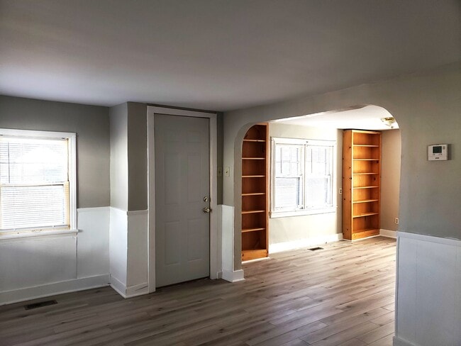 Building Photo - 1 or 2 bed/1 bath house for rent in Newton