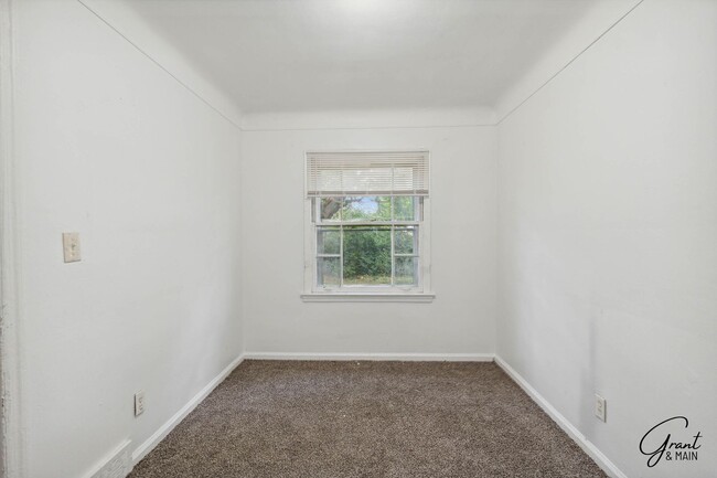 Building Photo - $1,300/month - 3 Bed 1 Bath