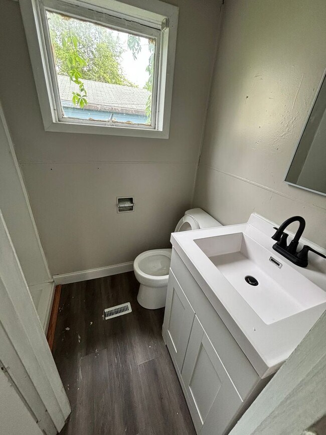 Building Photo - 514 S 5th St