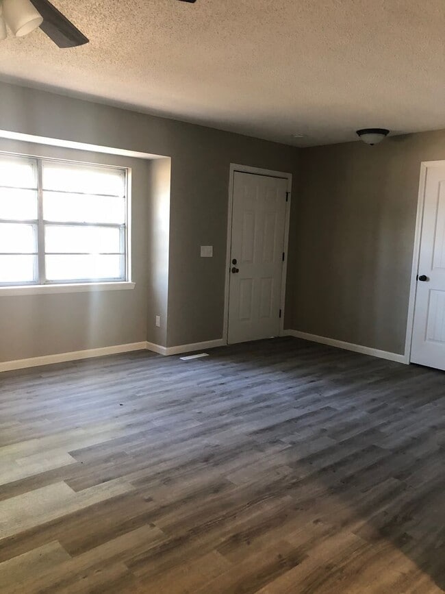 Building Photo - Newly remodeled 2 bedroom duplex in SW Spr...