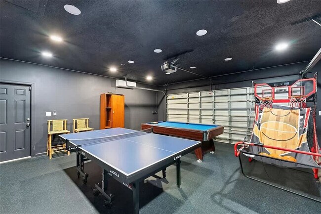 Building Photo - 413 Holiday Dr