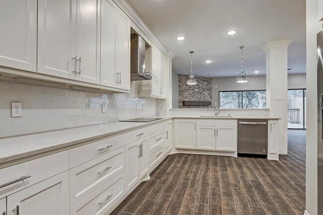 Building Photo - 12625 Memorial Dr