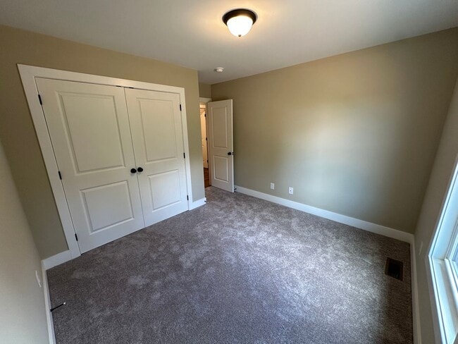 Building Photo - Beautiful new townhouse located in the new...