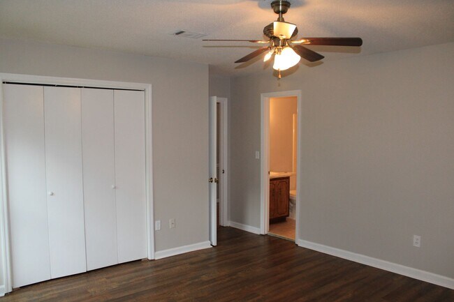 Building Photo - Charming 3BR/2BA Rental in Sand Ridge Neighbourhood