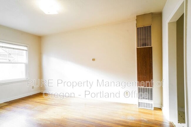 Building Photo - 715 NE 20th Ave