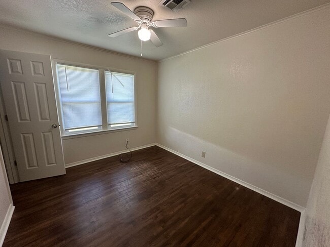 Building Photo - Well Maintained and Updated Home Near the ...